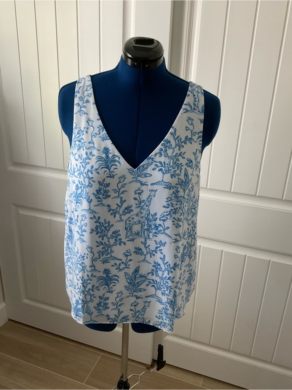 Lilly Pulitzer Sleeveless V-Neck Blue & White Floral Print Tank Top XL